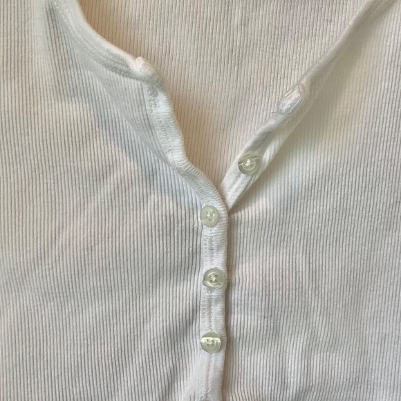 Brandy Melville White Ribbed Cropped Top With Buttons Short Sleeve Small - Picture 2 of 5